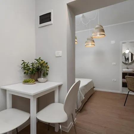 Pensión Alloro By Seeadria Agency